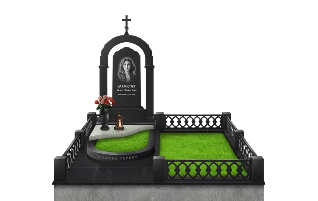 Мемориальный комплекс с полуплитой, плиткой и оградой Классика